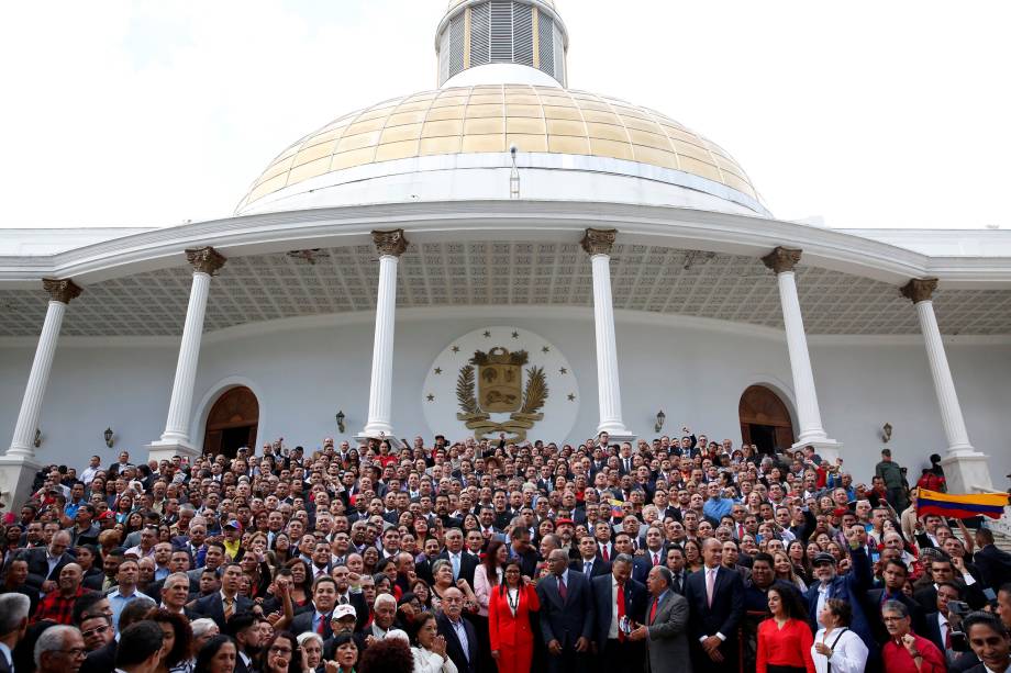 Membros da Assembleia Nacional Constituinte posam para foto em frente ao Palácio Legislativo Federal em Caracas - 04/08/2017