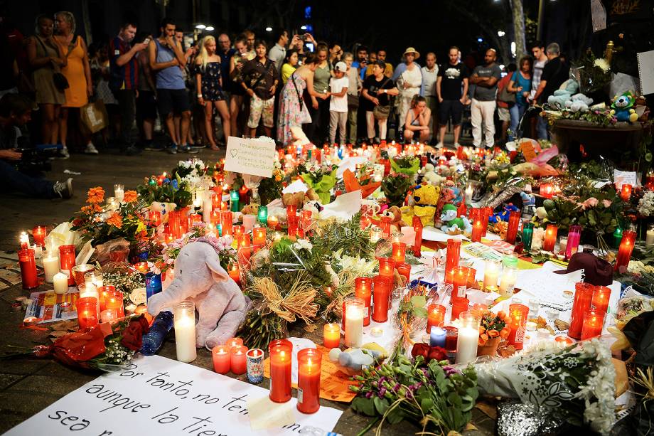 Pessoas deixam flores, velas e cartazes para homenagear as vitimas do atropelamento terrorista em La Rambla, Barcelona, na Espanha - 18/08/2017