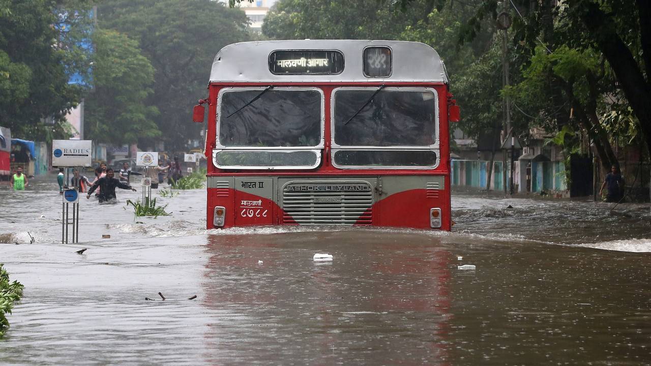 Imagens do dia - Chuvas de monção na Índia