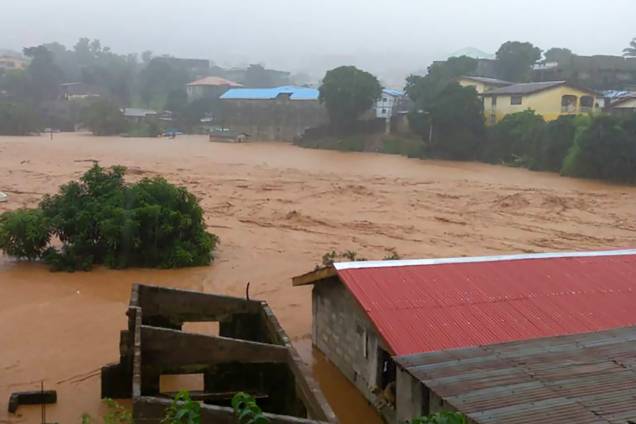 Ruas inundadas em Regent, nos arredores de Freetown capital de Serra Leoa. As inundações e deslizamentos de terra já deixaram centenas de mortos - 14/08/2017 Ruas inundadas em Regent, nos arredores de Freetown capital de Serra Leoa. As inundações e deslizamentos de terra já deixaram centenas de mortos - 14/08/2017