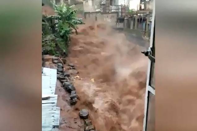 Ruas inundadas em Regent, nos arredores de Freetown capital de Serra Leoa. As inundações e deslizamentos de terra já deixaram centenas de mortos - 14/08/2017 Ruas inundadas em Regent, nos arredores de Freetown capital de Serra Leoa. As inundações e deslizamentos de terra já deixaram centenas de mortos - 14/08/2017