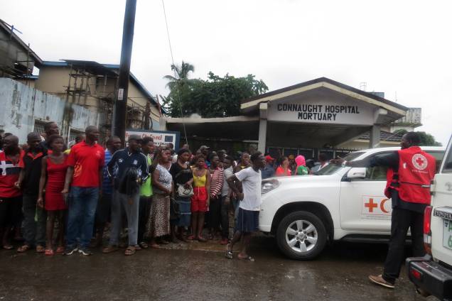Dezenas de pessoas se reúnem em frente ao hospital Connaught em Freetown, Serra Leoa, após sequência de inundações e deslizamentos - 14/08/2017 Dezenas de pessoas se reúnem em frente ao hospital Connaught em Freetown, Serra Leoa, após sequência de inundações e deslizamentos - 14/08/2017