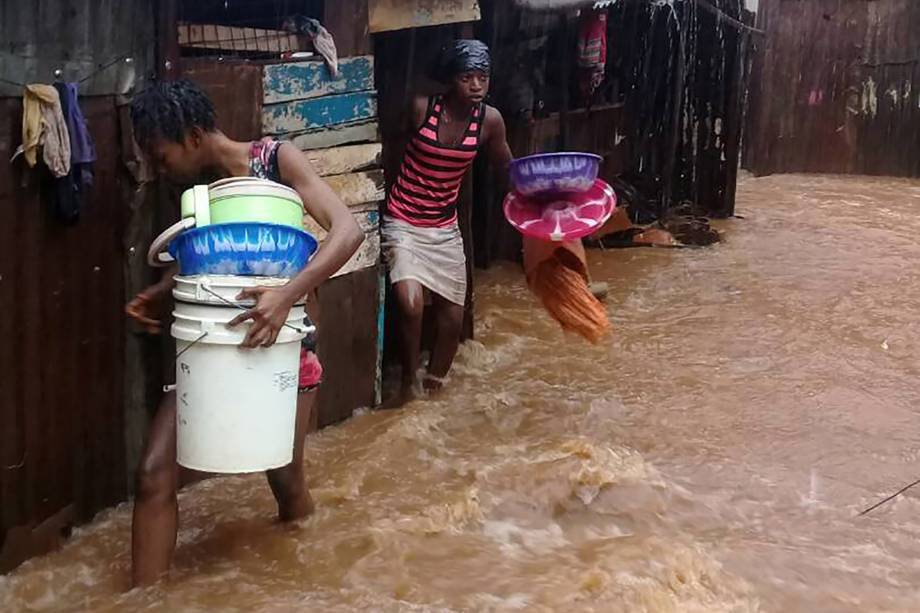 Ruas inundadas em Regent, nos arredores de Freetown capital de Serra Leoa. As inundações e deslizamentos de terra já deixaram centenas de mortos - 14/08/2017