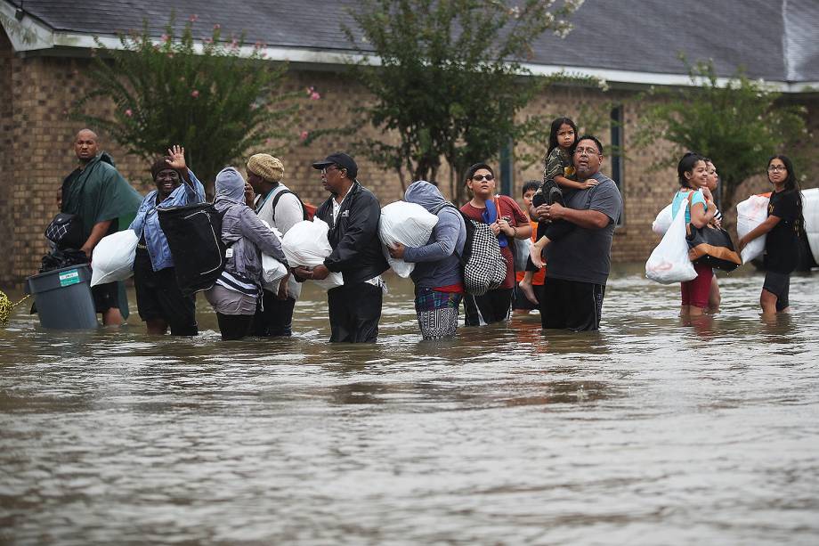 Moradores  deixam suas casas em decorrências das inundações provocadas pela passagem do furacão Harvey em Houston, no estado americano do Texas - 28/08/2017