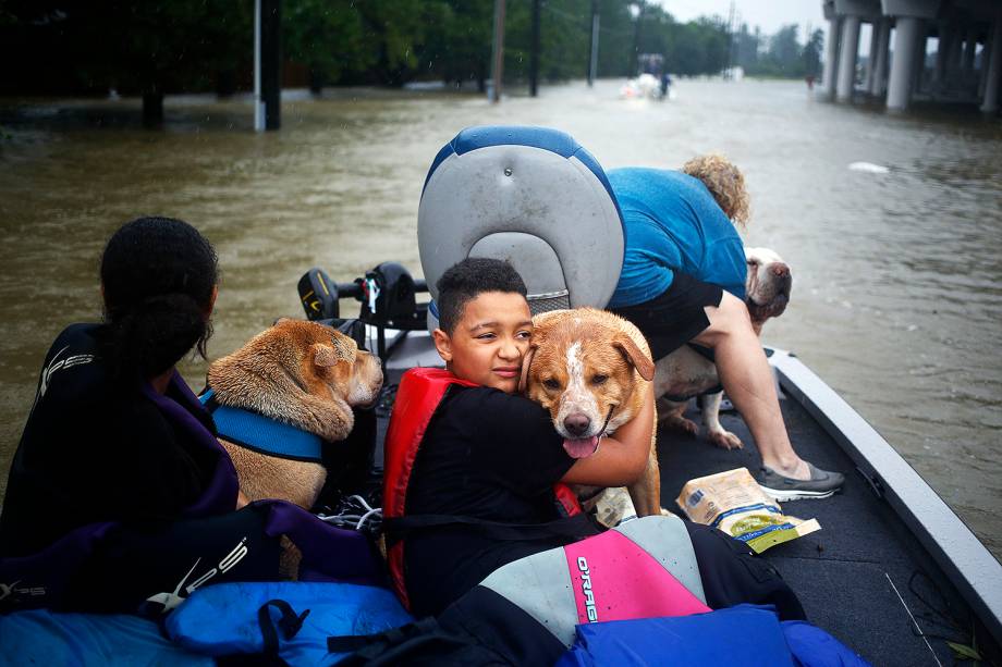 Moradores  deixam suas casas em decorrências das inundações provocadas pela passagem do furacão Harvey em Spring , no estado americano do Texas - 28/08/2017