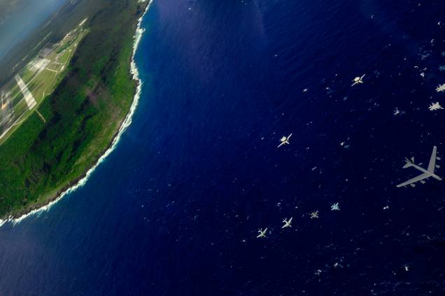 Aviões da Força Aérea dos EUA e do Japão durante um exercício militar na base aérea de Anderse, na Ilha de Guam Aviões da Força Aérea dos EUA e do Japão durante um exercício militar na base aérea de Anderse, na Ilha de Guam