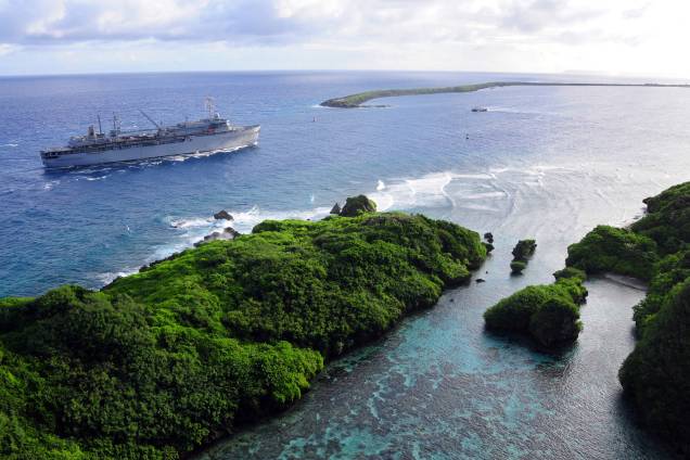 O navio USS Frank Cable passa pela Ilha de Guam O navio USS Frank Cable passa pela Ilha de Guam