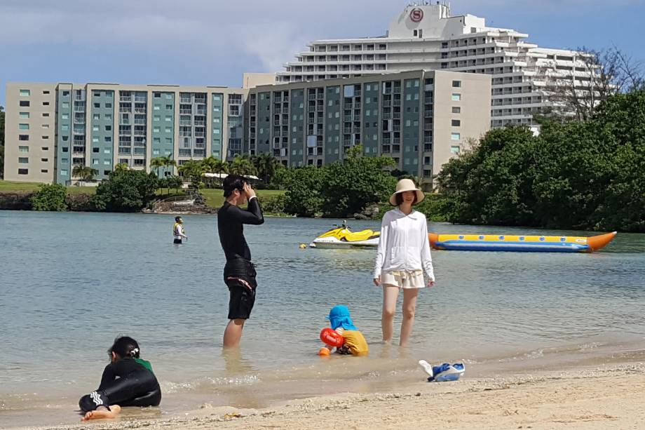 Turistas aproveitam praia na Ilha de Guam