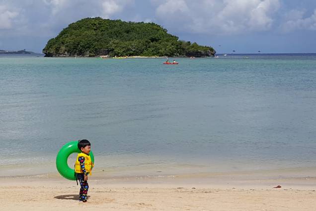 Turistas aproveitam praia na Ilha de Guam Turistas aproveitam praia na Ilha de Guam