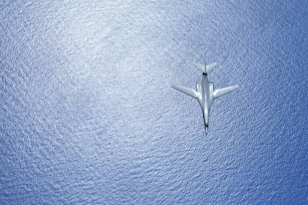 O bombardeiro americano Rockwell B-1 Lancer durante uma missão militar, na Ilha de Guam O bombardeiro americano Rockwell B-1 Lancer durante uma missão militar, na Ilha de Guam