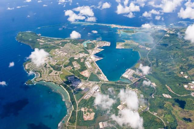 Vista aérea da base naval americana, na Ilha de Guam Vista aérea da base naval americana, na Ilha de Guam