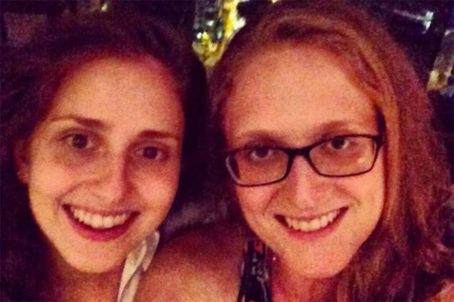 Carol Duarte e a namorada Aline Klein Carol Duarte e a namorada Aline Klein