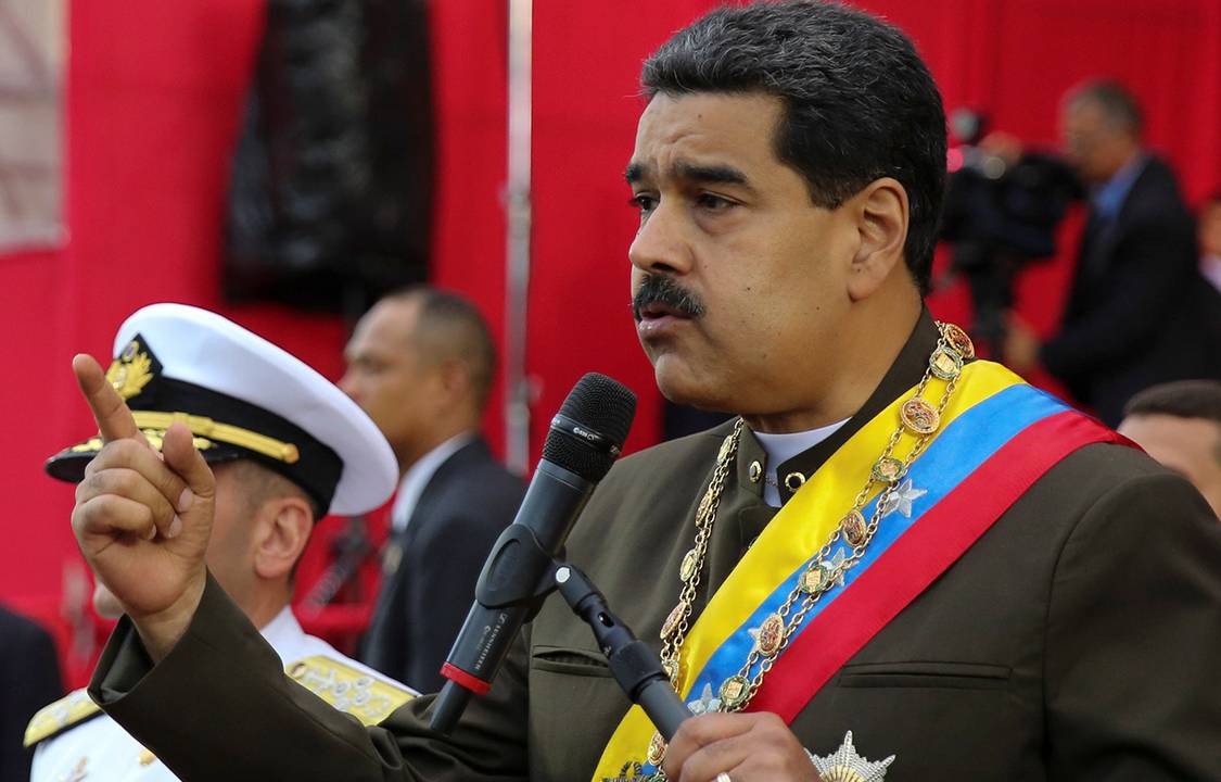 Presidente da Venezuela, Nicolás Maduro, discursa durante parada militar em Caracas