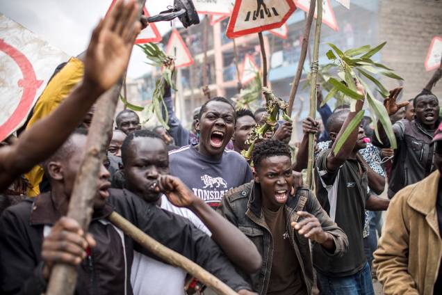 Apoiadores do candidato à presidência da oposição Raila Odinga, tomam as ruas em protesto após a afirmação feita por ele de que haveria tido uma enorme fraude no resultado das eleições no Quênia Apoiadores do candidato à presidência da oposição Raila Odinga, tomam as ruas em protesto após a afirmação feita por ele de que haveria tido uma enorme fraude no resultado das eleições no Quênia