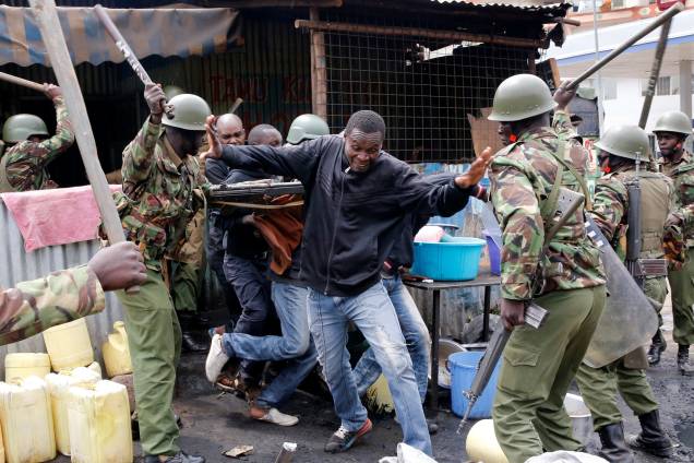 A tensão aumentou no Quênia após a afirmação de fraude nas eleições feita pelo líder da oposição Raila Odinga. Manifestantes foram às ruas protestar contra o resultado final A tensão aumentou no Quênia após a afirmação de fraude nas eleições feita pelo líder da oposição Raila Odinga. Manifestantes foram às ruas protestar contra o resultado final