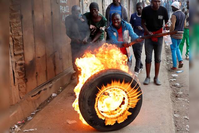 Manifestantes ateiam fogo em pneus para montar uma barricada durante protesto contra o resultado da eleição, na favela de Kibera, em Nairobi, no Quênia - 09/09/2017 Manifestantes ateiam fogo em pneus para montar uma barricada durante protesto contra o resultado da eleição, na favela de Kibera, em Nairobi, no Quênia - 09/09/2017