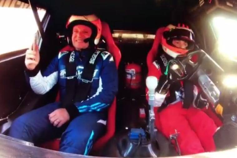 Rubinho Barrichello se emociona ao andar de carona com o filho