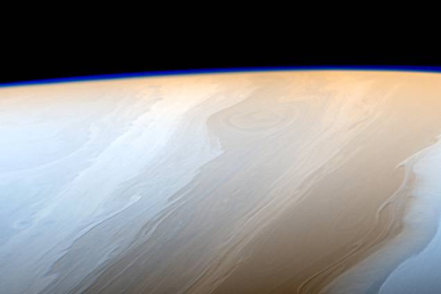Nuvens de Saturno, que assumem uma forma semelhante a ondas, graças aos fluidos que interagem na atmosfera do planeta. Nuvens de Saturno, que assumem uma forma semelhante a ondas, graças aos fluidos que interagem na atmosfera do planeta.