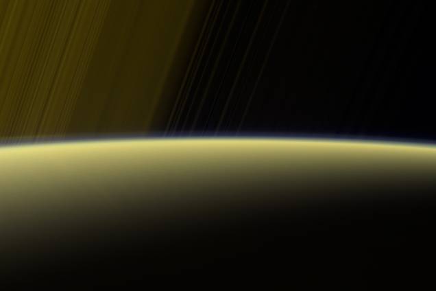 Esta imagem foi capturada durante um dos mergulhos de Cassini pelos anéis de Saturno. Ela mostra o horizonte iluminado do planeta gasoso, evidenciando a névoa que, assim como em Titã, também está presente em sua atmosfera. Esta imagem foi capturada durante um dos mergulhos de Cassini pelos anéis de Saturno. Ela mostra o horizonte iluminado do planeta gasoso, evidenciando a névoa que, assim como em Titã, também está presente em sua atmosfera.