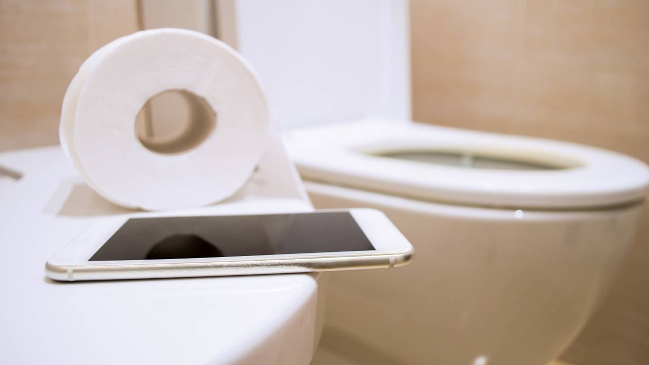 Smartphone no banheiro