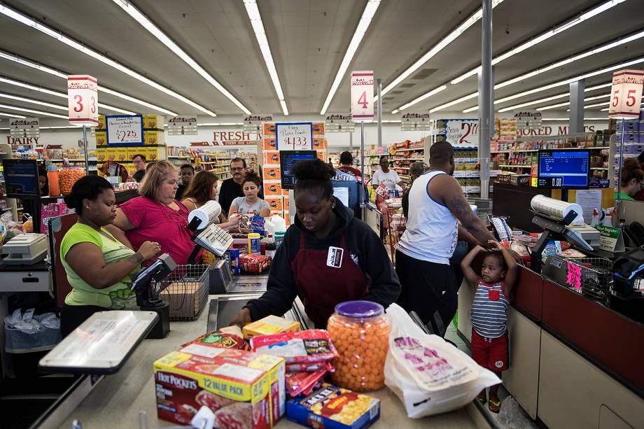 Pessoas fazem filas em supermercados após inundações provocadas pela passagem do furacão Harvey em Houston, no estado americano do Texas - 30/08/2017