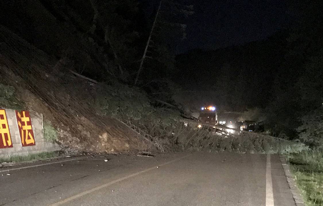 Terremoto na província chinesa de Sichuan provoca queda de árvores e bloqueio de estradas