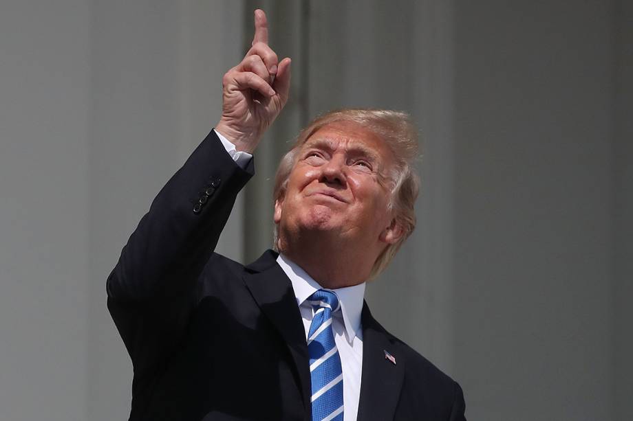 Presidente Donald Trump observa o eclipse solar total no balcão da Casa Branca, em Washington