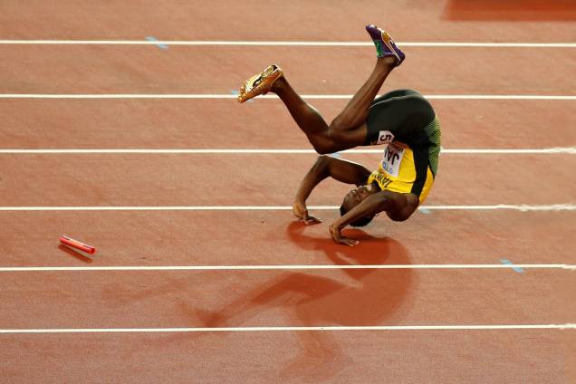 O jamaicano Usain Bolt se lesiona durante sua última prova, em Londres O jamaicano Usain Bolt se lesiona durante sua última prova, em Londres