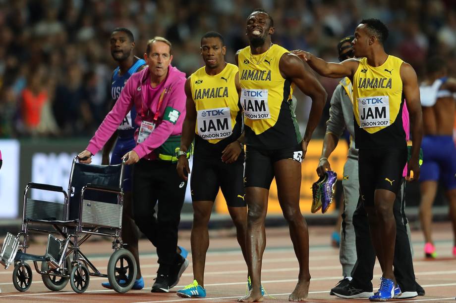 O jamaicano Usain Bolt se lesiona durante revezamento 4x100m, em Londres