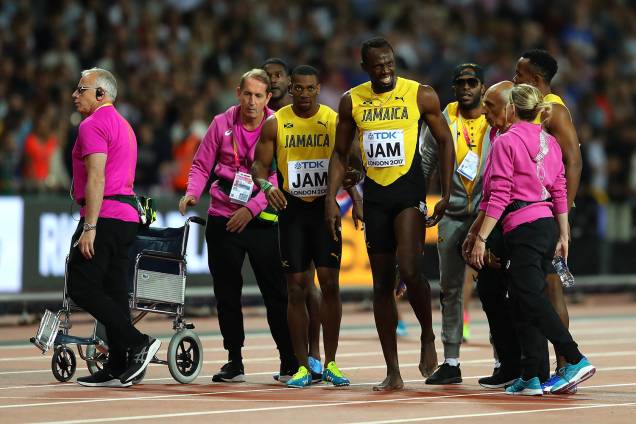O jamaicano Usain Bolt se lesiona durante sua última prova, em Londres O jamaicano Usain Bolt se lesiona durante sua última prova, em Londres