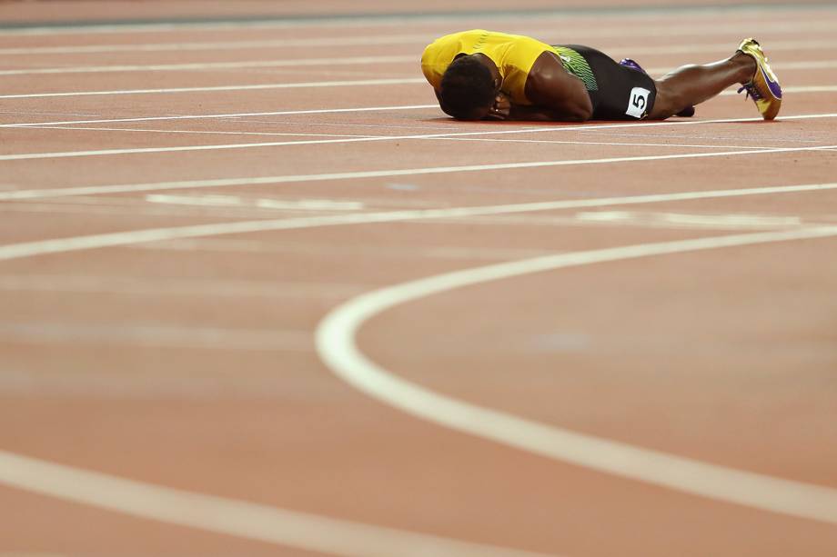 O jamaicano Usain Bolt se lesiona durante sua última prova, em Londres