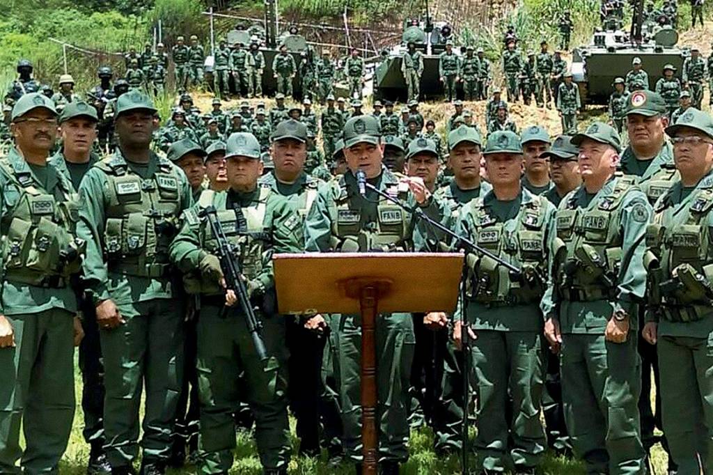 Verde-oliva – O ministro da Defesa, Padrino López, discursa com fardados