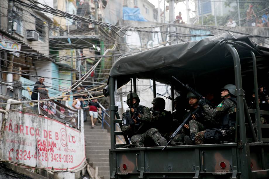 Operações das Forças Armadas durante o segundo dia de ocupação na Rocinha, no Rio - 22/09/2017