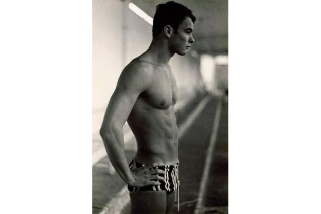 Alair Gomes fotografa os atletas masculinos na cidade do Rio de Janeiro, remontando características homoeróticas das esculturas da Grécia antiga Alair Gomes fotografa os atletas masculinos na cidade do Rio de Janeiro, remontando características homoeróticas das esculturas da Grécia antiga
