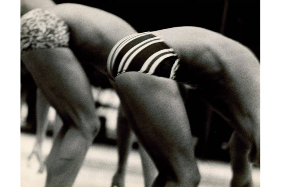 Alair Gomes fotografa os atletas masculinos na cidade do Rio de Janeiro, remontando características homoeróticas das esculturas da Grécia antiga