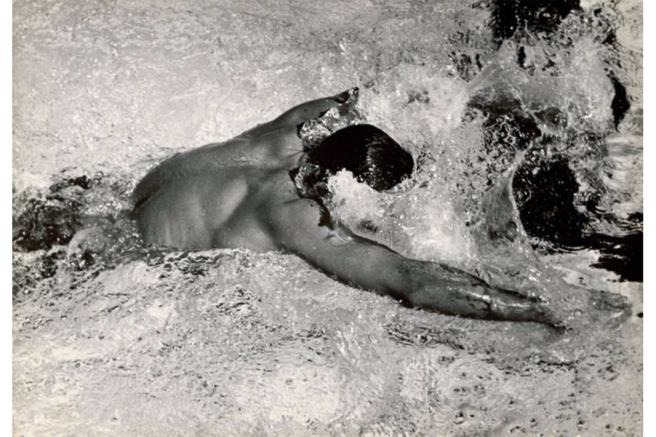 Alair Gomes fotografa os atletas masculinos na cidade do Rio de Janeiro, remontando características homoeróticas das esculturas da Grécia antiga