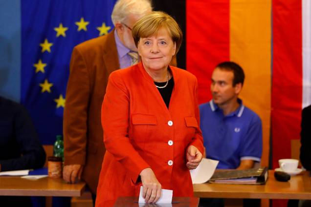 A chanceler alemã, Angela Merkel, deposita seu voto na urna, durante as eleições gerais da Alemanha, em Berlim A chanceler alemã, Angela Merkel, deposita seu voto na urna, durante as eleições gerais da Alemanha, em Berlim