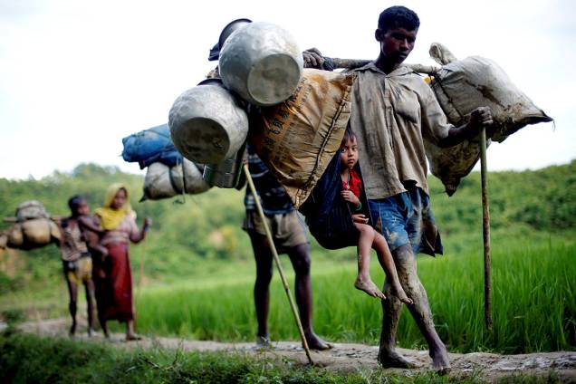Refugiados rohyngias caminham por uma trilha em um campo de arroz, na travessia entre as fronteiras de Myanmar e Bangladesh - 08/09/2017 Refugiados rohyngias caminham por uma trilha em um campo de arroz, na travessia entre as fronteiras de Myanmar e Bangladesh - 08/09/2017