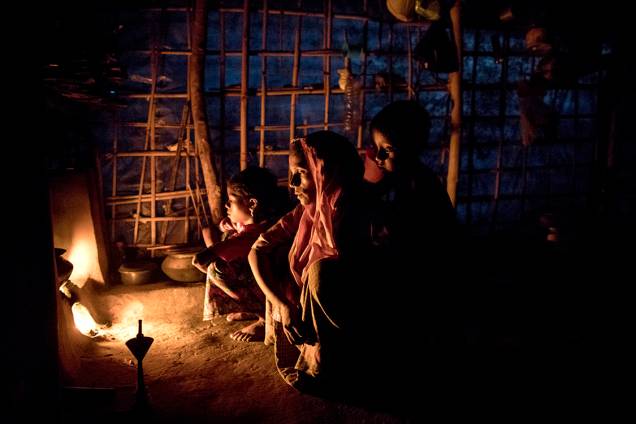 Mulçumanos rohyngias sentam em frente a uma fogueira, em um acampamento para refugiados, em Bangladesh - 08/09/2017 Mulçumanos rohyngias sentam em frente a uma fogueira, em um acampamento para refugiados, em Bangladesh - 08/09/2017
