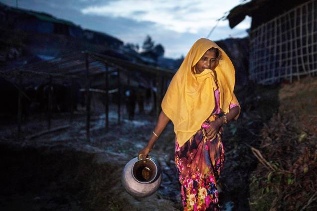 Mulçumana rohyngia caminha por um acampamento de refugiados em Bangladesh - 10/09/2017 Mulçumana rohyngia caminha por um acampamento de refugiados em Bangladesh - 10/09/2017