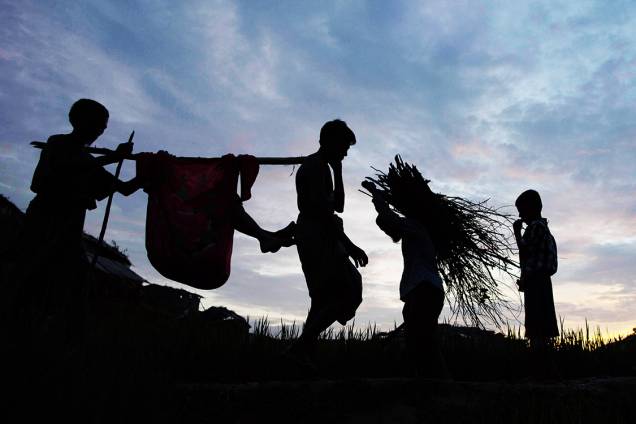 Refugiados rohyngias durante travessia entre as fronteiras de Myanmar e Bangladesh - 10/09/2017 Refugiados rohyngias durante travessia entre as fronteiras de Myanmar e Bangladesh - 10/09/2017