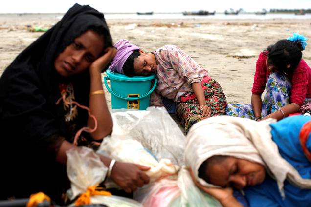 Refugiadas rohingya descansam na praia após cruzar fronteira entre Mianmar e Bangladesh - 10/09/2017 Refugiadas rohingya descansam na praia após cruzar fronteira entre Mianmar e Bangladesh - 10/09/2017
