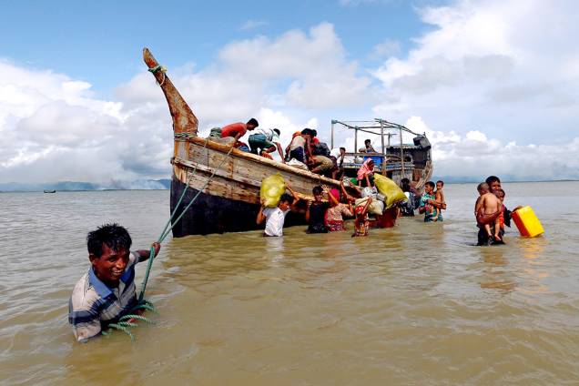 Refugiados rohyngias desembarcam após cruzarem a fronteira de Myanmar e Bangladesh - 11/09/2017 Refugiados rohyngias desembarcam após cruzarem a fronteira de Myanmar e Bangladesh - 11/09/2017