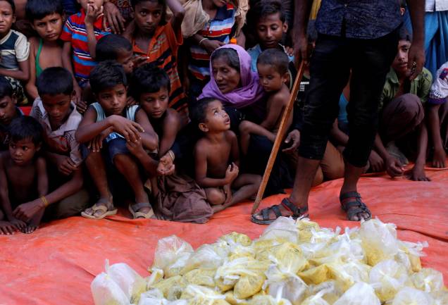 Crianças refugiadas aguardam para receberem comida distribuída por uma ONG local, em Bangladesh - 12/09/2017 Crianças refugiadas aguardam para receberem comida distribuída por uma ONG local, em Bangladesh - 12/09/2017