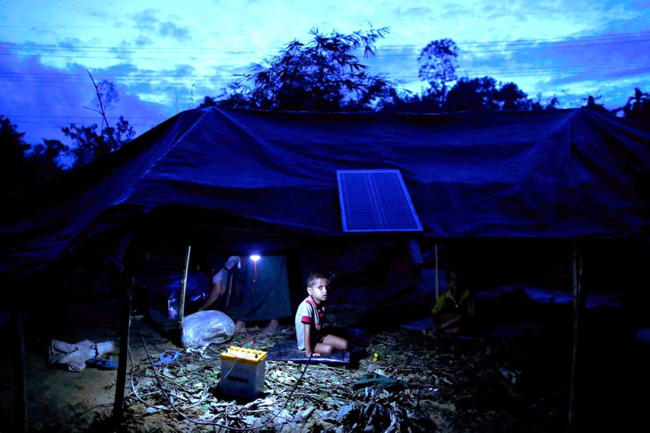 Criança rohingya descansa em um abrigo temporário após fugir de Myanmar - 12/09/2017