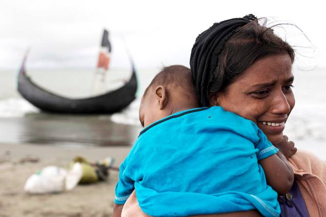 Refugiada rohingya chora com seu filho nos braços ao chegar em Bangladesh - 12/09/2017 Refugiada rohingya chora com seu filho nos braços ao chegar em Bangladesh - 12/09/2017