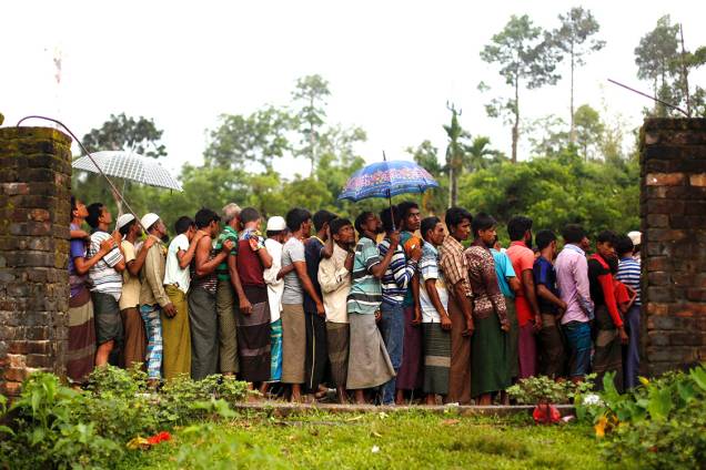 Refugiadas rohingyas aguardam para receberem comida distribuída por uma ONG local, em Bangladesh - 13/09/2017 Refugiadas rohingyas aguardam para receberem comida distribuída por uma ONG local, em Bangladesh - 13/09/2017