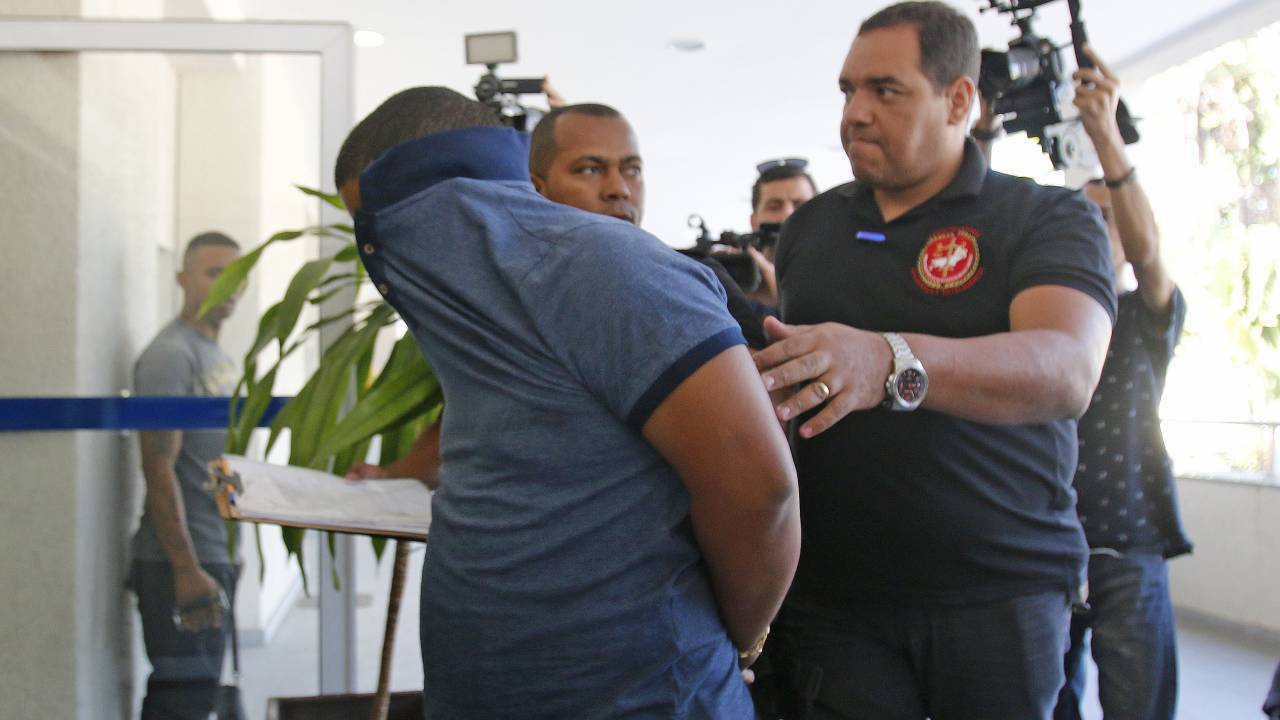 Polícia e Ministério do Rio realizam operação para prender bombeiros