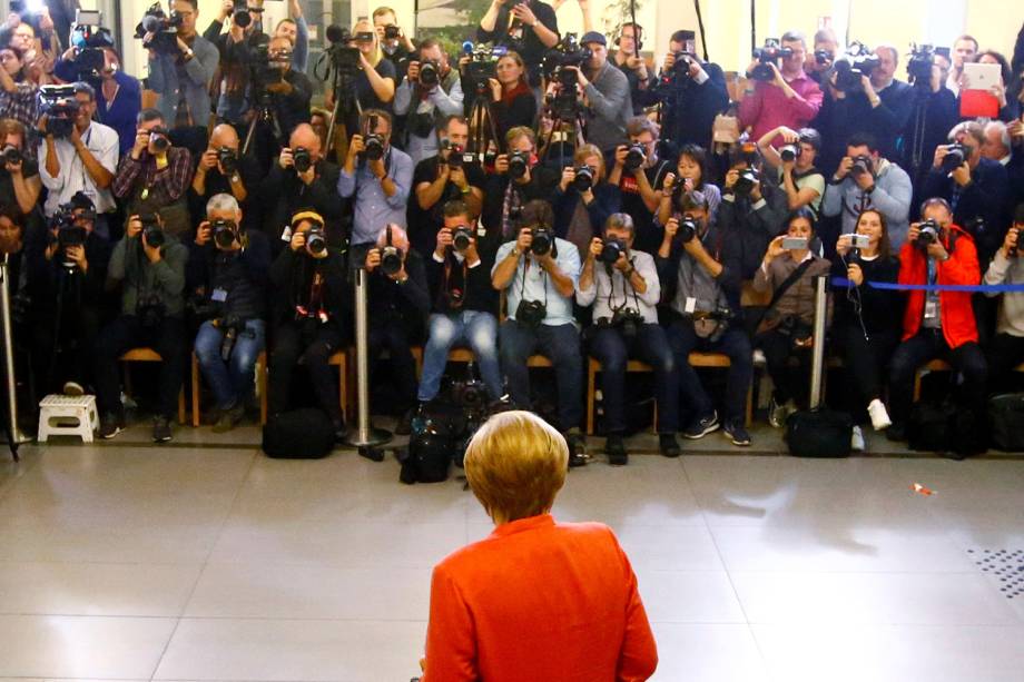 A chanceler alemã, Angela Merkel, deposita seu voto na urna, durante as eleições gerais da Alemanha, em Berlim