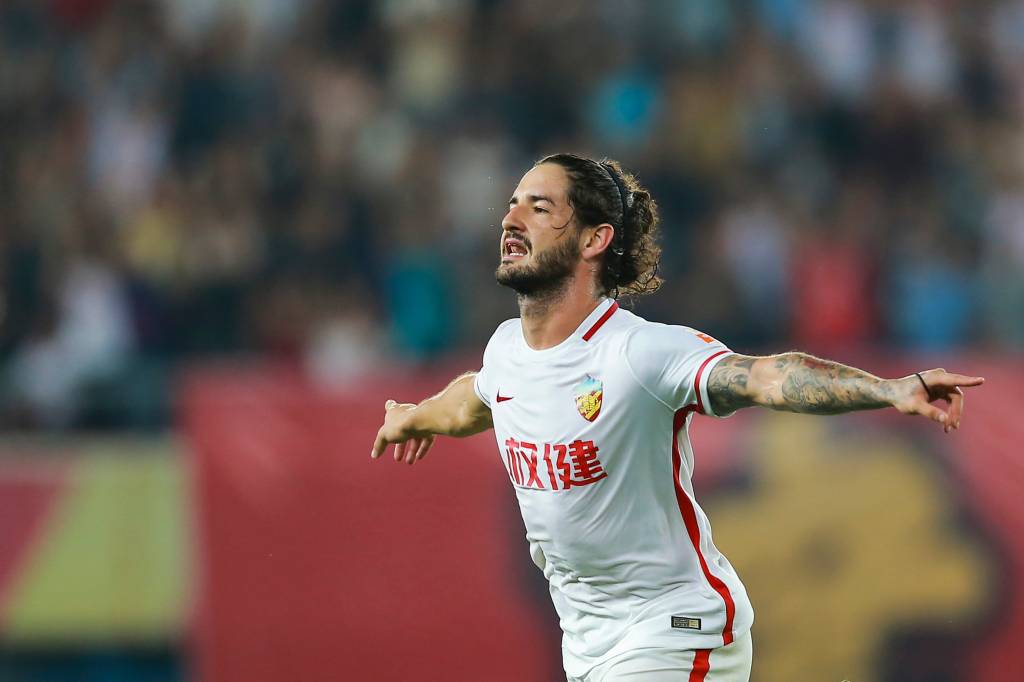 Sem arrependimentos, Alexandre Pato encontra a paz na China
